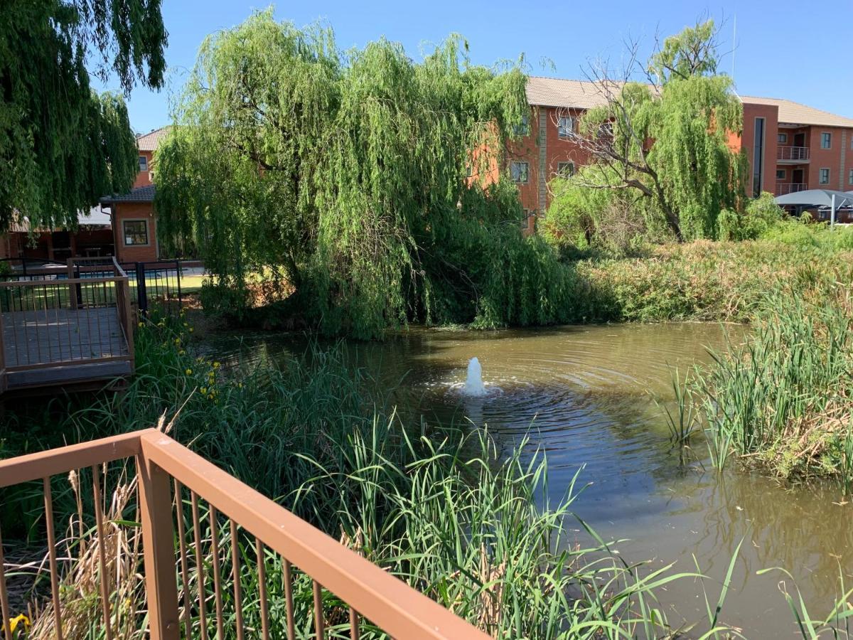 בוקסבורג Or Tambo Self Catering Apartments, The Willows מראה חיצוני תמונה