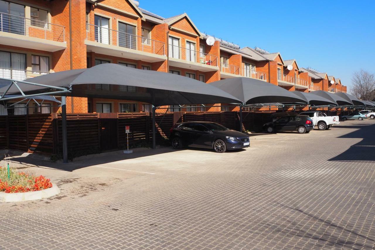 בוקסבורג Or Tambo Self Catering Apartments, The Willows מראה חיצוני תמונה